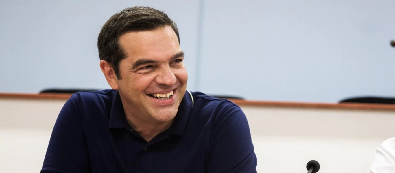 Η κοπέλα που έφερε σε αμηχανία τον Α.Τσίπρα - Αυτός στήθηκε για φωτογραφία και αυτή... τραβούσε βίντεο (βίντεο)